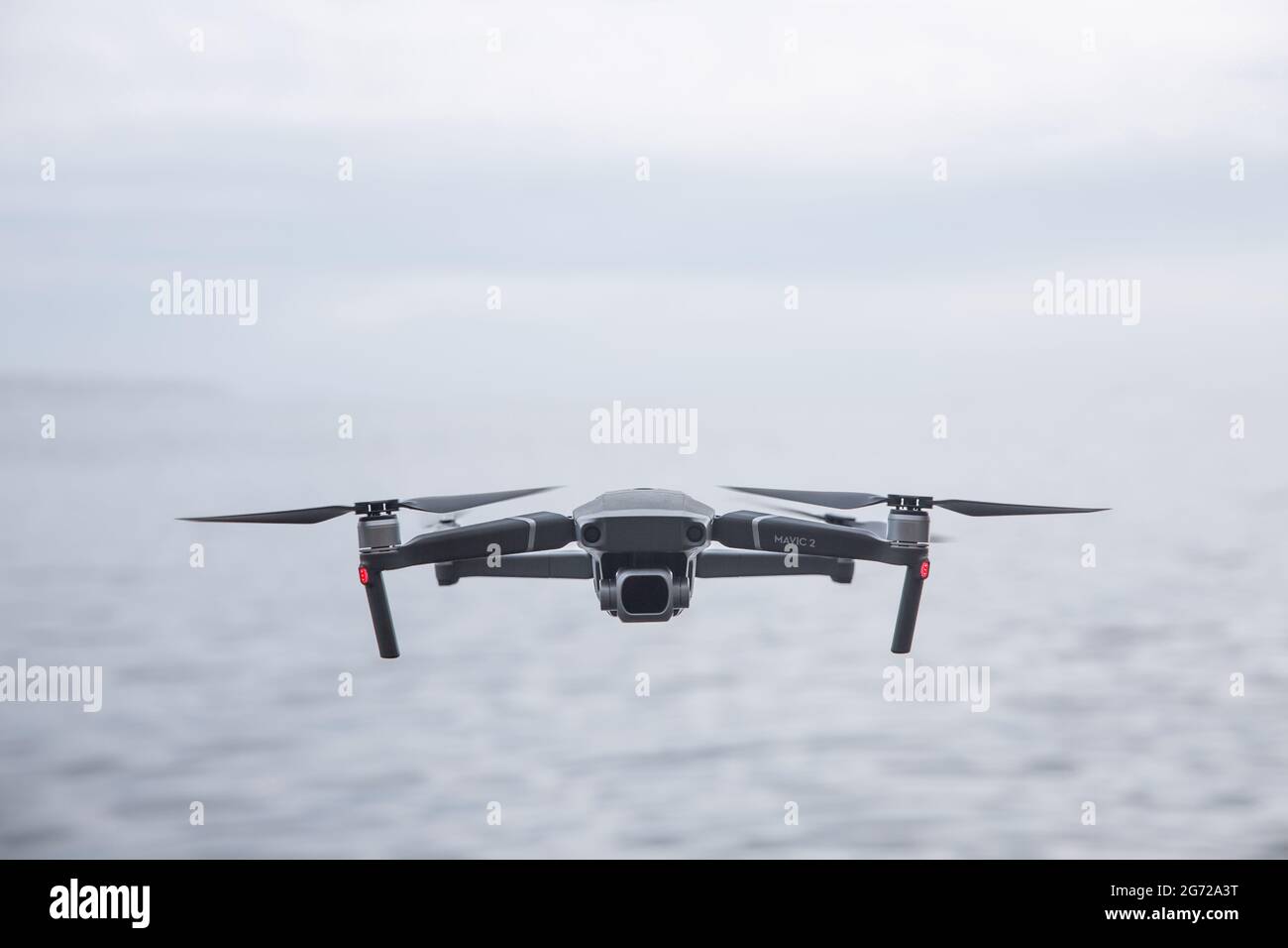 CORNOVAGLIA, REGNO UNITO - 29 GIUGNO 2021. Un drone senza equipaggio DJI Mavic Pro 2 che vola sopra l'acqua e si affaccia sulla fotocamera con spazio per la copia Foto Stock