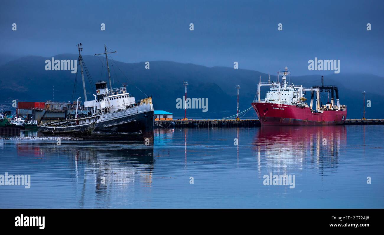 Navi vecchie e nuove ancorate nelle acque del canale di Beagle a Ushuaia, Tierra del Fuego, Argentina Foto Stock