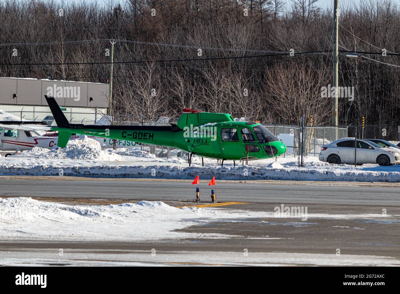 Quebec, Quebec, Canada - 02-13-2021: Heli Explorress AS350 parcheggiato e messo a terra, usato per le parti. Foto Stock