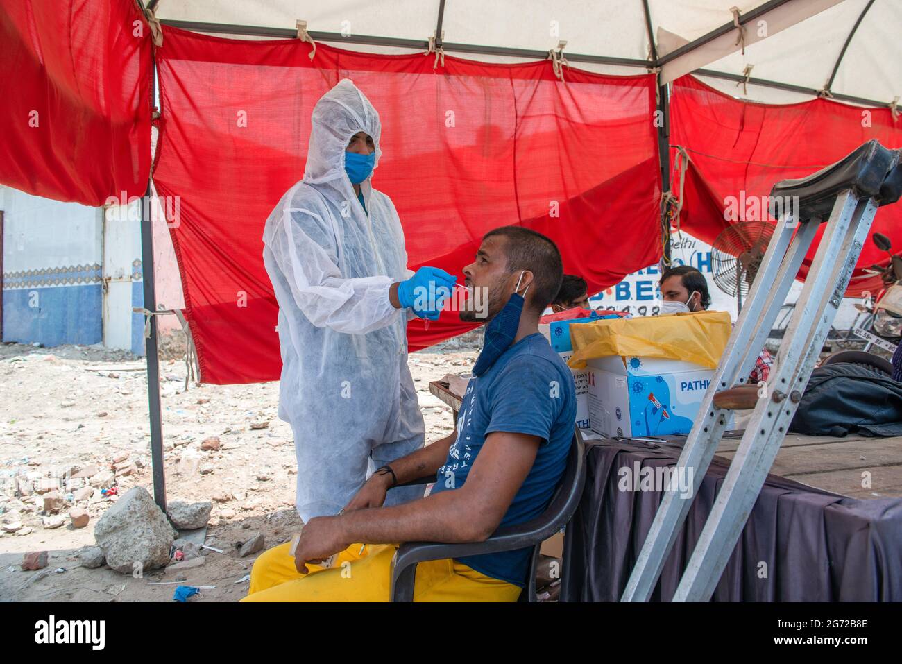 Nuova Delhi, India. 10 luglio 2021. Un operatore sanitario raccoglie un campione di tampone da un uomo al campo di test di confine di Apsara a a Delhi. I campi di test di Covid tenuti in tutta Delhi, India registrano oggi 42,766 nuovi casi di Covid nelle ultime 24 ore, Kerala guida gli stati con la maggior parte dei casi in un giorno. Finora il paese ha riportato 30,795,716 casi e 407,145 decessi. (Foto di Pradeep Gaur/SOPA Images/Sipa USA) Credit: Sipa USA/Alamy Live News Foto Stock