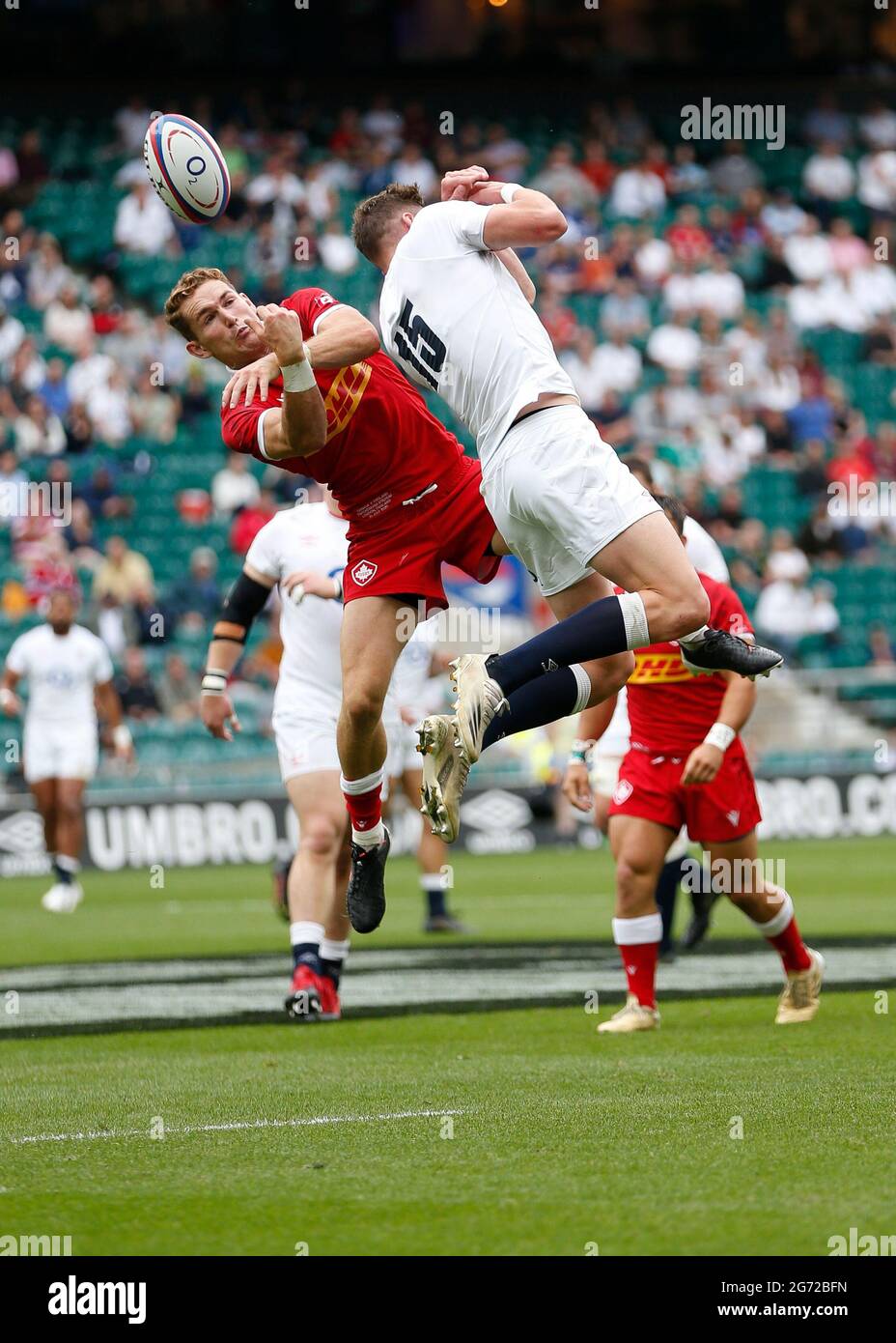 Twickenham, Londra, Regno Unito. 10 luglio 2021. International Rugby Union England Versus Canada; The Two 15's Challenging for ball Freddie Steward of England and Cooper Coats of Canada Credit: Action Plus Sports/Alamy Live News Foto Stock