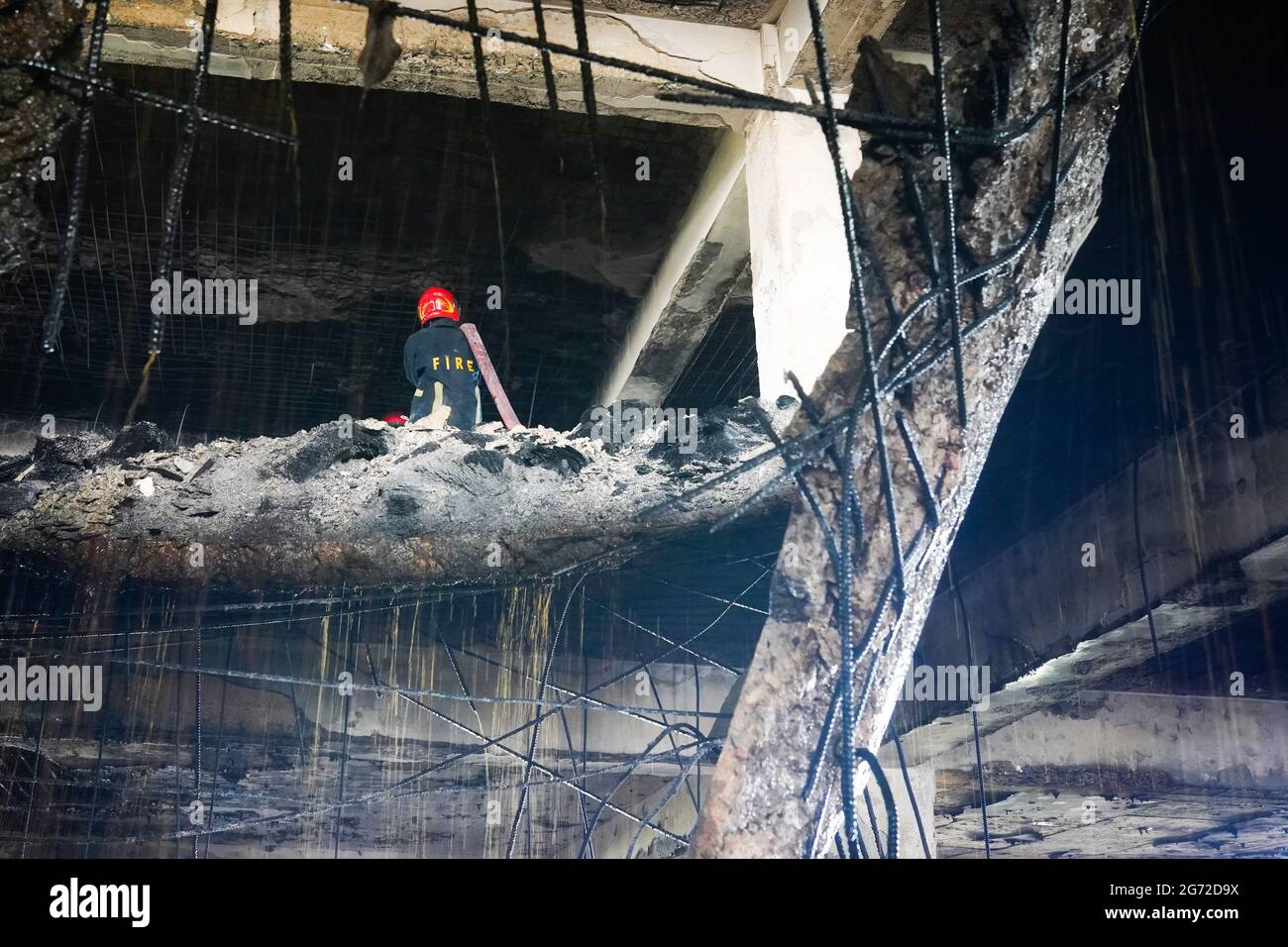 Narayanganj, Bangladesh. 10 luglio 2021. I vigili del fuoco lavorano sul luogo di un incendio scoppiato giovedì sera presso la fabbrica Hashem Foods Ltd a Ruppanj, distretto di Narayanganj, alla periferia di Dhaka. Almeno 52 persone sono state trovate morte, 25 altre ferite e molte sono temute intrappolate dopo un incendio massiccio infuriato attraverso una fabbrica, la causa dell'incendio che ha avuto origine a un piano terra di un edificio a più piani della fabbrica non è ancora conosciuta. (Foto di Sultan Mahmud Mukut/SOPA Image/Sipa USA) Credit: Sipa USA/Alamy Live News Foto Stock