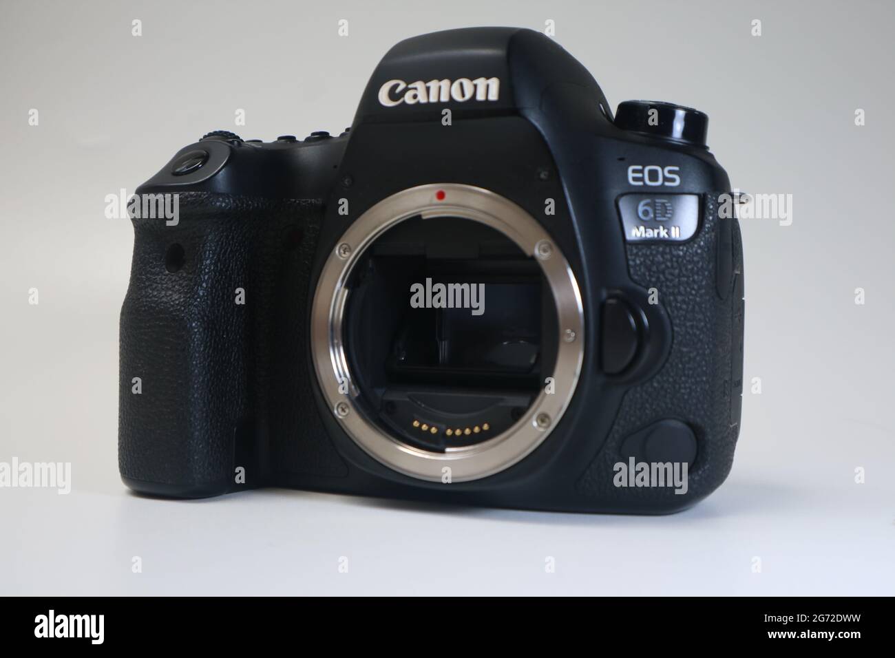 Canon EOS 6D Mark II con obiettivo zoom EF 24-70 mm 1: 4L IS USM Foto Stock