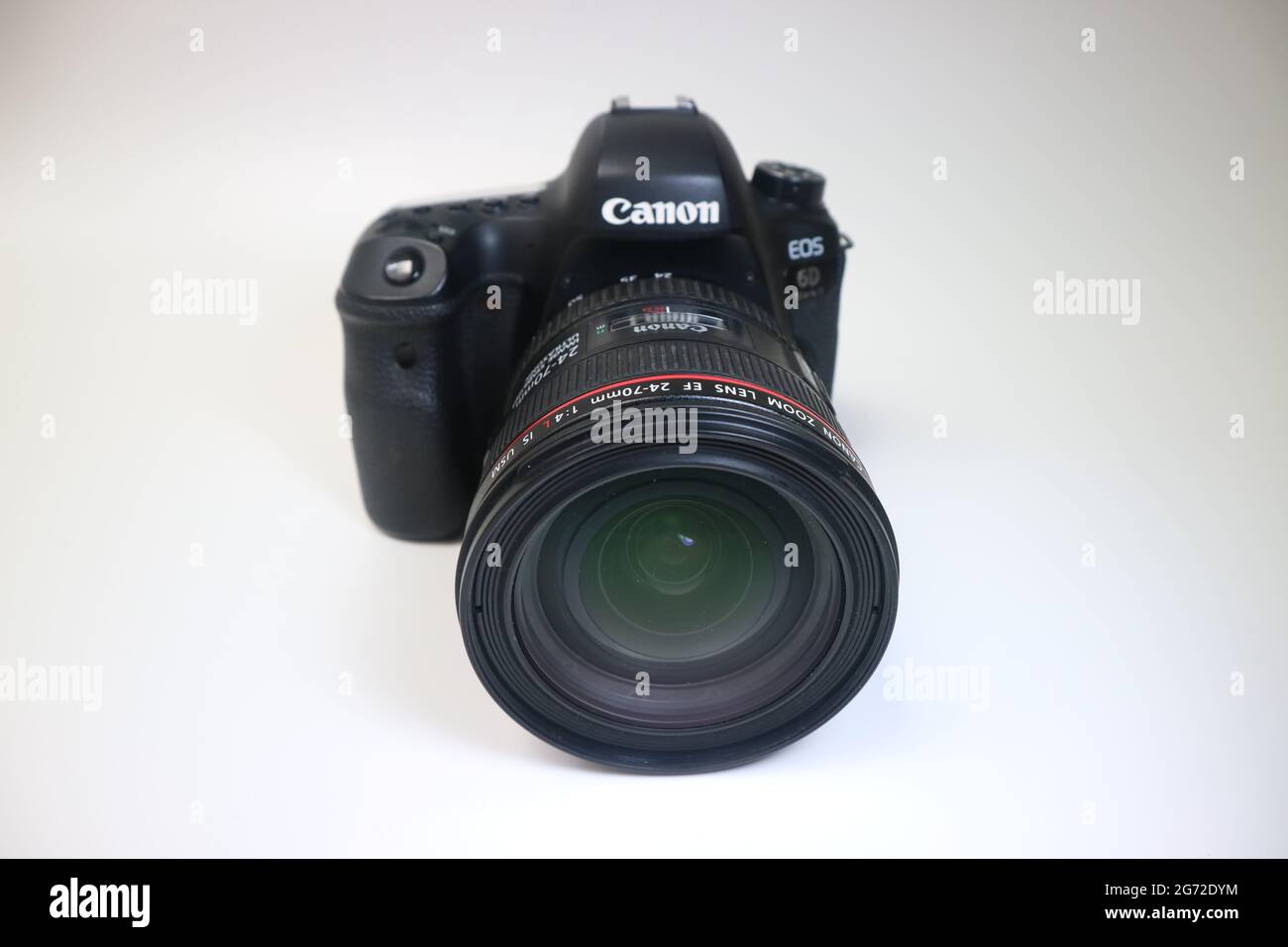 Canon EOS 6D Mark II con obiettivo zoom EF 24-70 mm 1: 4L IS USM Foto Stock