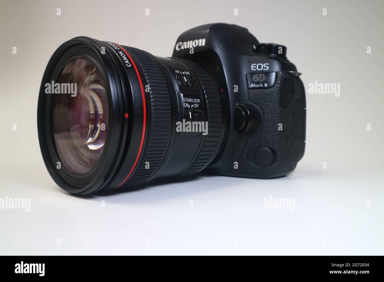 Canon EOS 6D Mark II con obiettivo zoom EF 24-70 mm 1: 4L IS USM Foto Stock