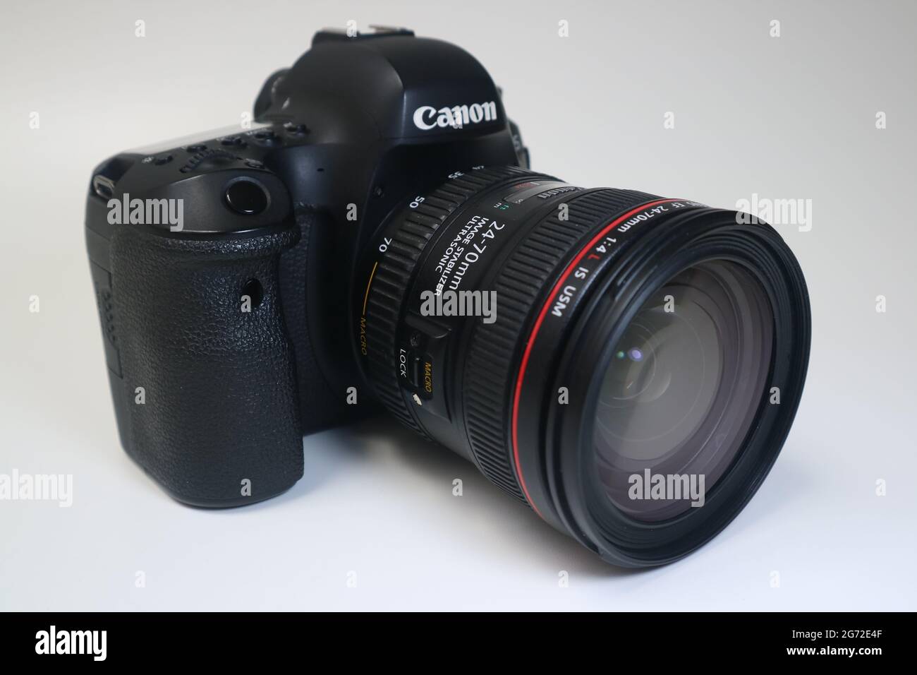 Canon EOS 6D Mark II con obiettivo zoom EF 24-70 mm 1: 4L IS USM Foto Stock