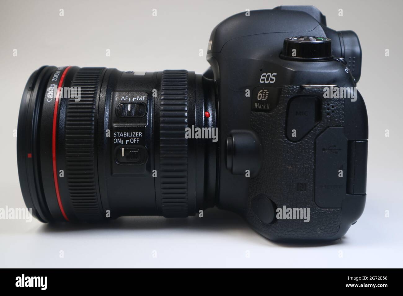 Canon EOS 6D Mark II con obiettivo zoom EF 24-70 mm 1: 4L IS USM Foto Stock