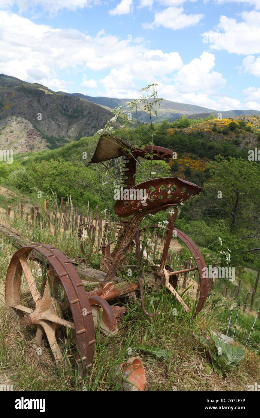 Aratro antico su fattoria remota collina nelle Cévennes, Lozere, Occitania, Francia Foto Stock
