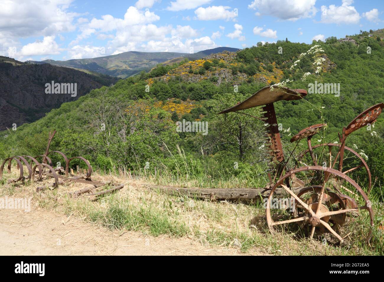 Aratro antico su fattoria remota collina nelle Cévennes, Lozere, Occitania, Francia Foto Stock