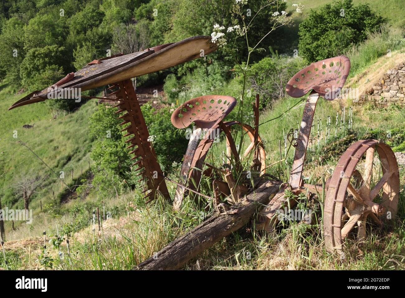 Aratro antico su fattoria remota collina nelle Cévennes, Lozere, Occitania, Francia Foto Stock