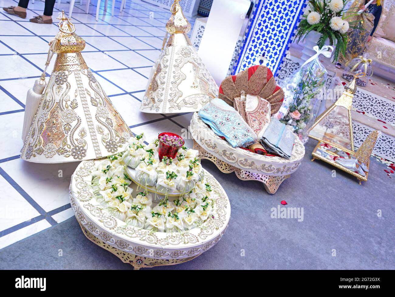 Tiffer marocchino, contenitori regalo tradizionali per la cerimonia nuziale, decorato con ricami dorati ornati.hennè marocchino. Regali di nozze marocchini Foto Stock