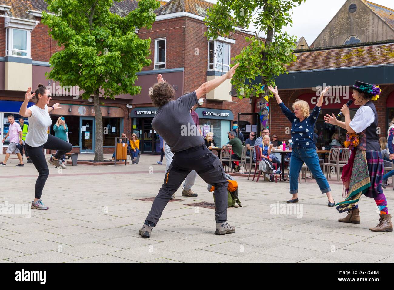 Christchurch, Dorset Regno Unito. 10 luglio 2021. Folk Dance Remixed Dance Dance Dancing, che si tratti di una bolla o di un solista in volo, a Christchurch, Dorset, come parte della serie Arts by the Sea Summer Series. Credit: Carolyn Jenkins/Alamy Live News Foto Stock