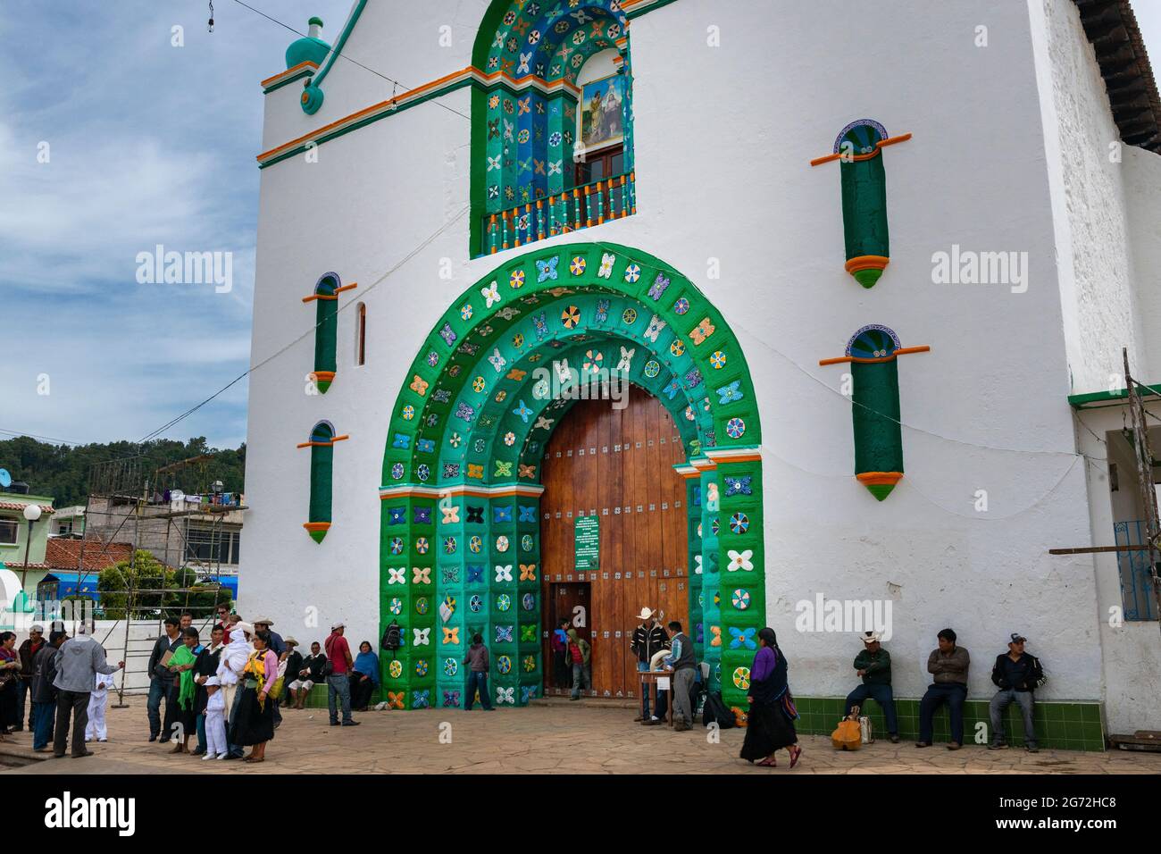 San Juan Chamula, Messico - 11 maggio 2014: Persone di fronte alla chiesa nella città di San Juan Chamula, a Chiapas, Messico. Foto Stock