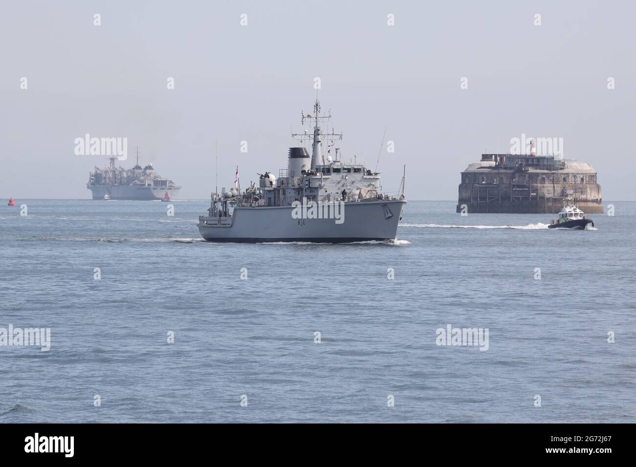 La nave Royal Navy HMS MIDDLETON ritorna alla base navale con LA fornitura USNS e il FORTE SPITBANK nel solente est di esso Foto Stock