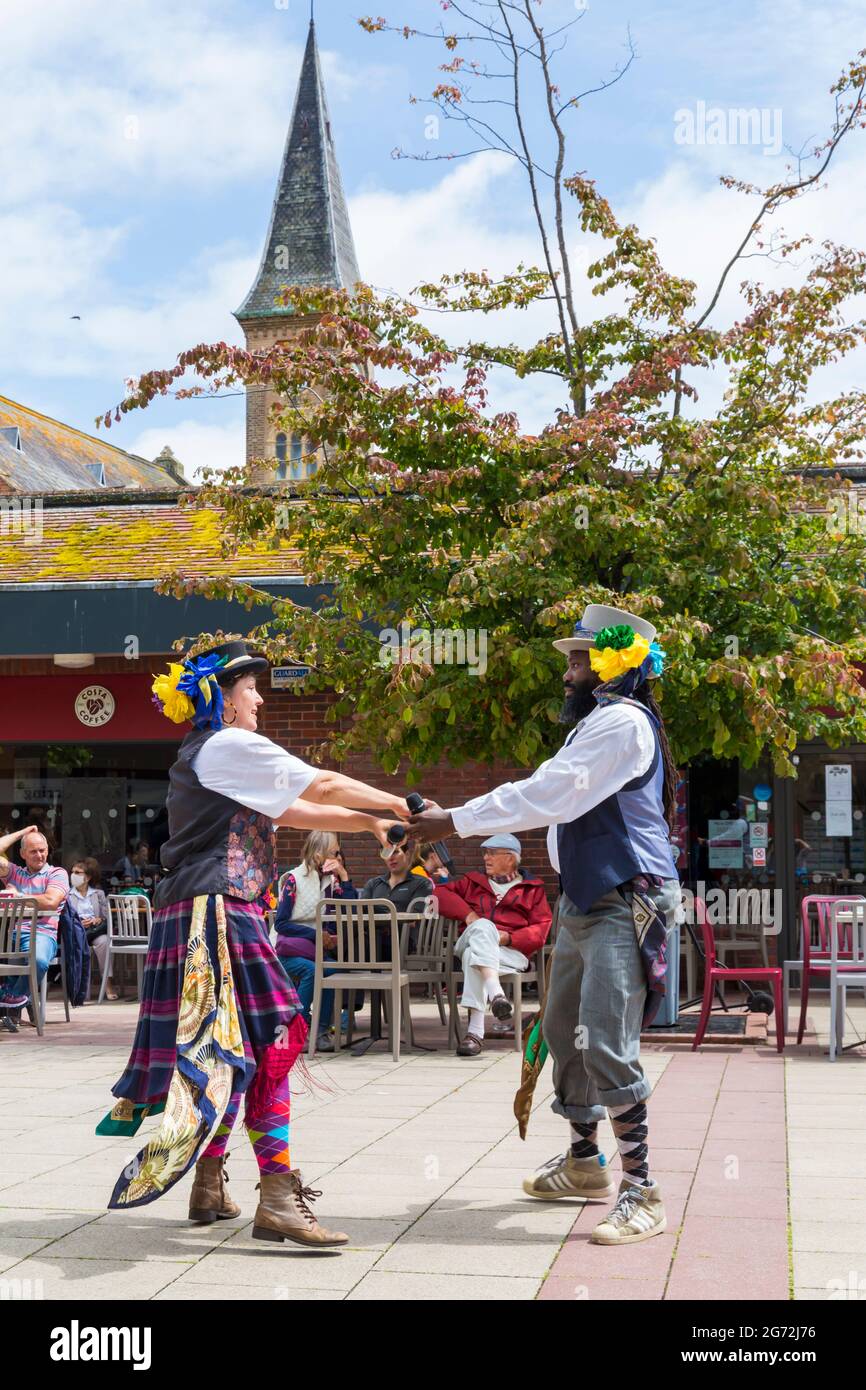 Christchurch, Dorset Regno Unito. 10 luglio 2021. Folk Dance Remixed Dance Dance Dancing, che si tratti di una bolla o di un solista in volo, a Christchurch, Dorset, come parte della serie Arts by the Sea Summer Series. Credit: Carolyn Jenkins/Alamy Live News Foto Stock