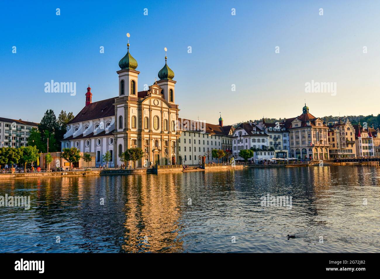 Bella vista del centro storico di Lucerna con la chiesa gesuita (Gesuitenkirche in tedesco) e il fiume Reuss su un cielo tramonto. Lucerna, Svizzera Foto Stock