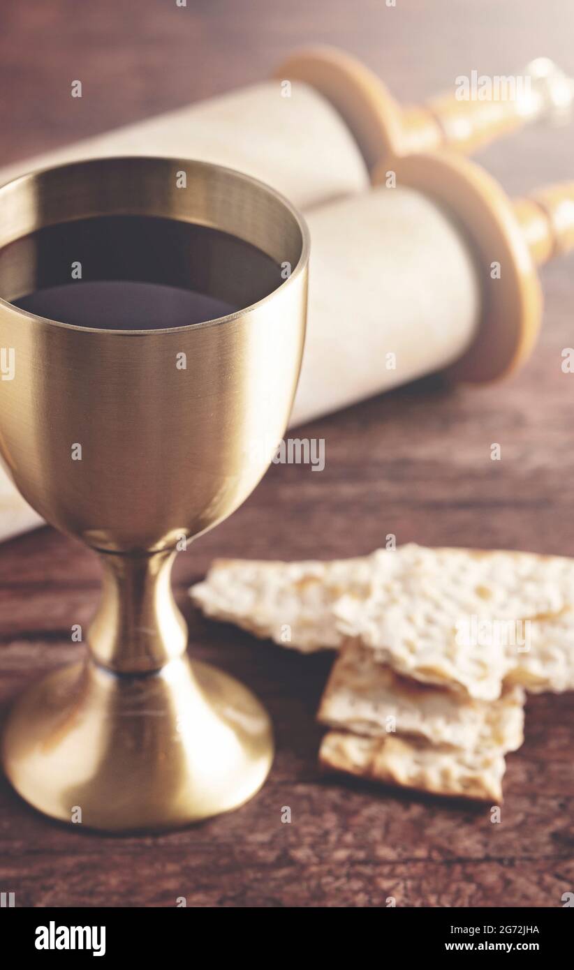 Santa comunione o la cena del Signore preparata su un tavolo di legno scuro con un rotolo antico Foto Stock