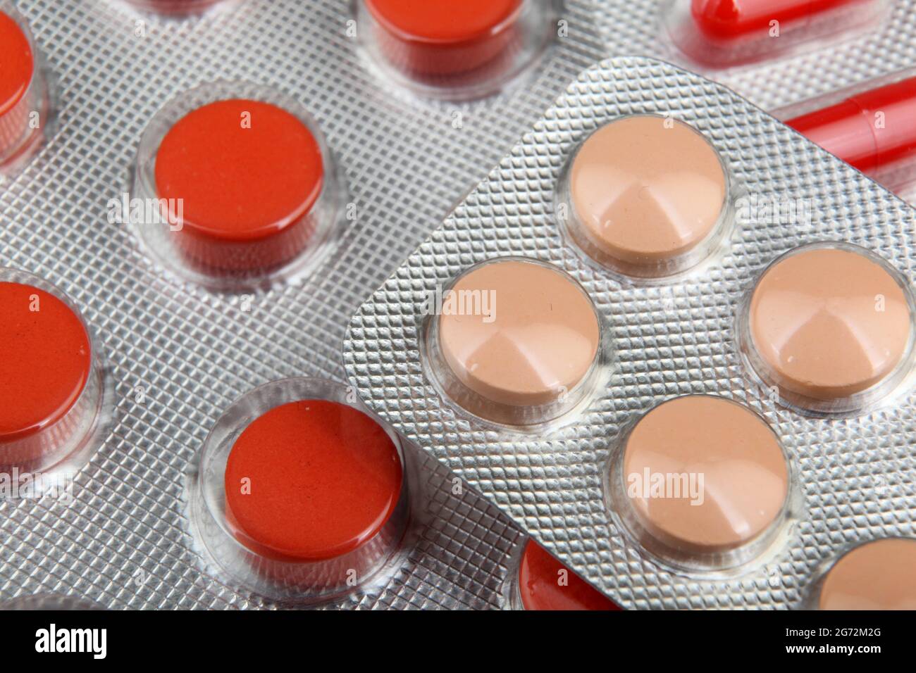 Closeup di blister di pillole rosse e crema Foto Stock