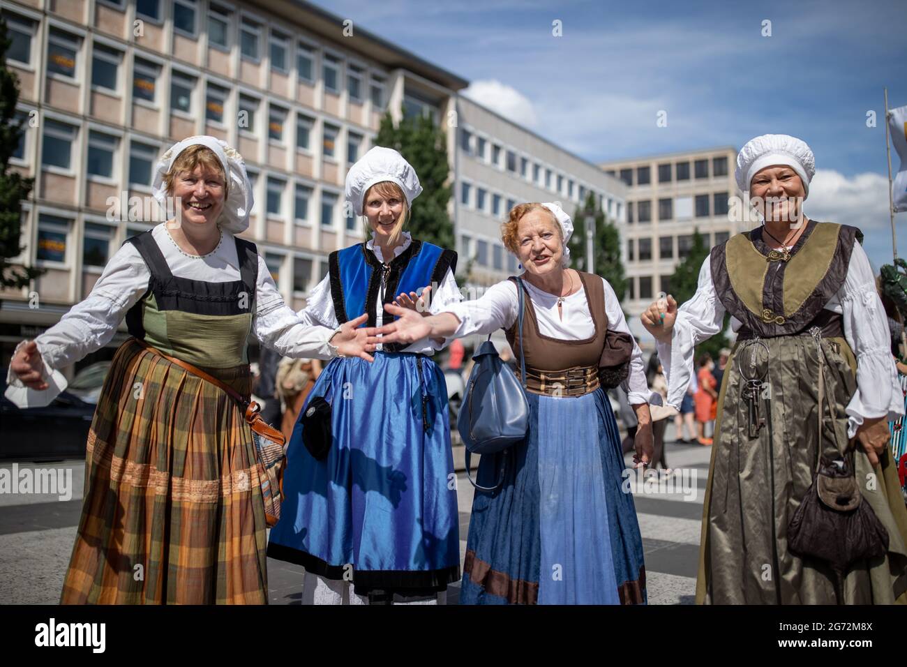 Norimberga, Germania. 10 luglio 2021. Gli artisti di Agnes Dürer della casa di Albrecht Dürer partecipano alla sfilata dei musei di Norimberga attraverso il centro della città. Con musica, artisti e mostre, 23 musei di Norimberga si sono promossi in una sfilata attraverso il centro della città. La parata è stata organizzata da musei statali e privati, nonché da tre musei in via di fondazione. È stato il preludio alla serie di eventi 'Muse in the Museum', in cui i musei di Norimberga invitano artisti creativi nelle loro stanze. Credit: Daniel Karmann/dpa/Alamy Live News Foto Stock