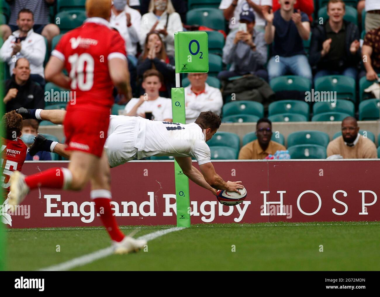 Twickenham, Londra, Regno Unito. 10 luglio 2021. International Rugby Union England Versus Canada; Adam Radwan dell'Inghilterra che prende il pallone in un'immersione per il suo Try Credit: Action Plus Sports/Alamy Live News Foto Stock