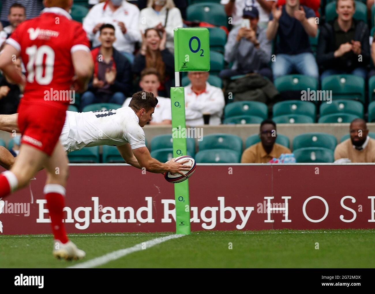 Twickenham, Londra, Regno Unito. 10 luglio 2021. International Rugby Union England Versus Canada; Adam Radwan dell'Inghilterra che prende il pallone in un'immersione per il suo Try Credit: Action Plus Sports/Alamy Live News Foto Stock