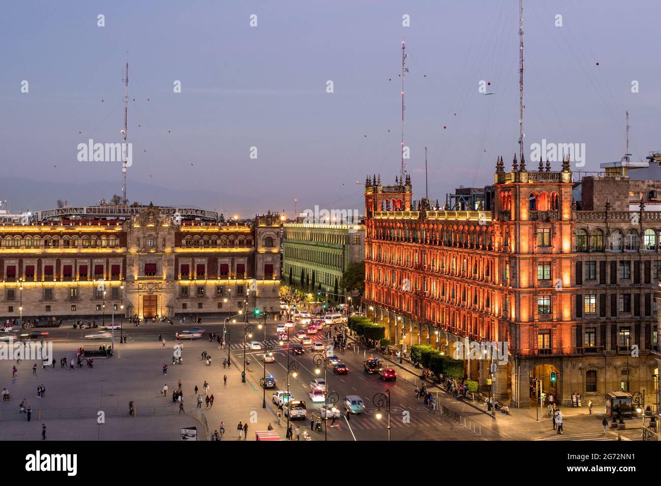 Edificio storico del Palazzo Nazionale in Plaza de la Constitucion al tramonto a Città del Messico, Messico. Foto Stock