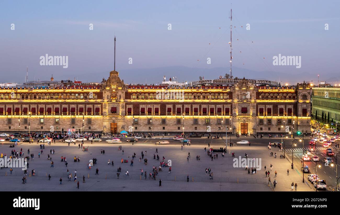 Edificio storico del Palazzo Nazionale in Plaza de la Constitucion al tramonto a Città del Messico, Messico. Foto Stock