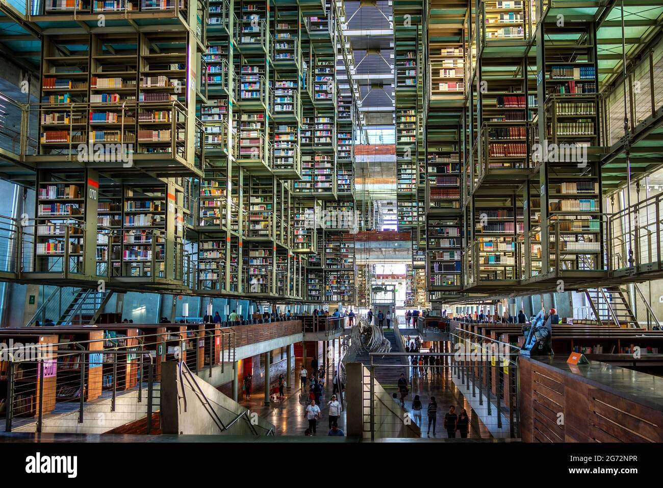 Interni del punto di riferimento architettonico Vasconcelos Biblioteca (in spagnolo: Biblioteca Vasconcelos) nel centro di Città del Messico, Messico. Foto Stock