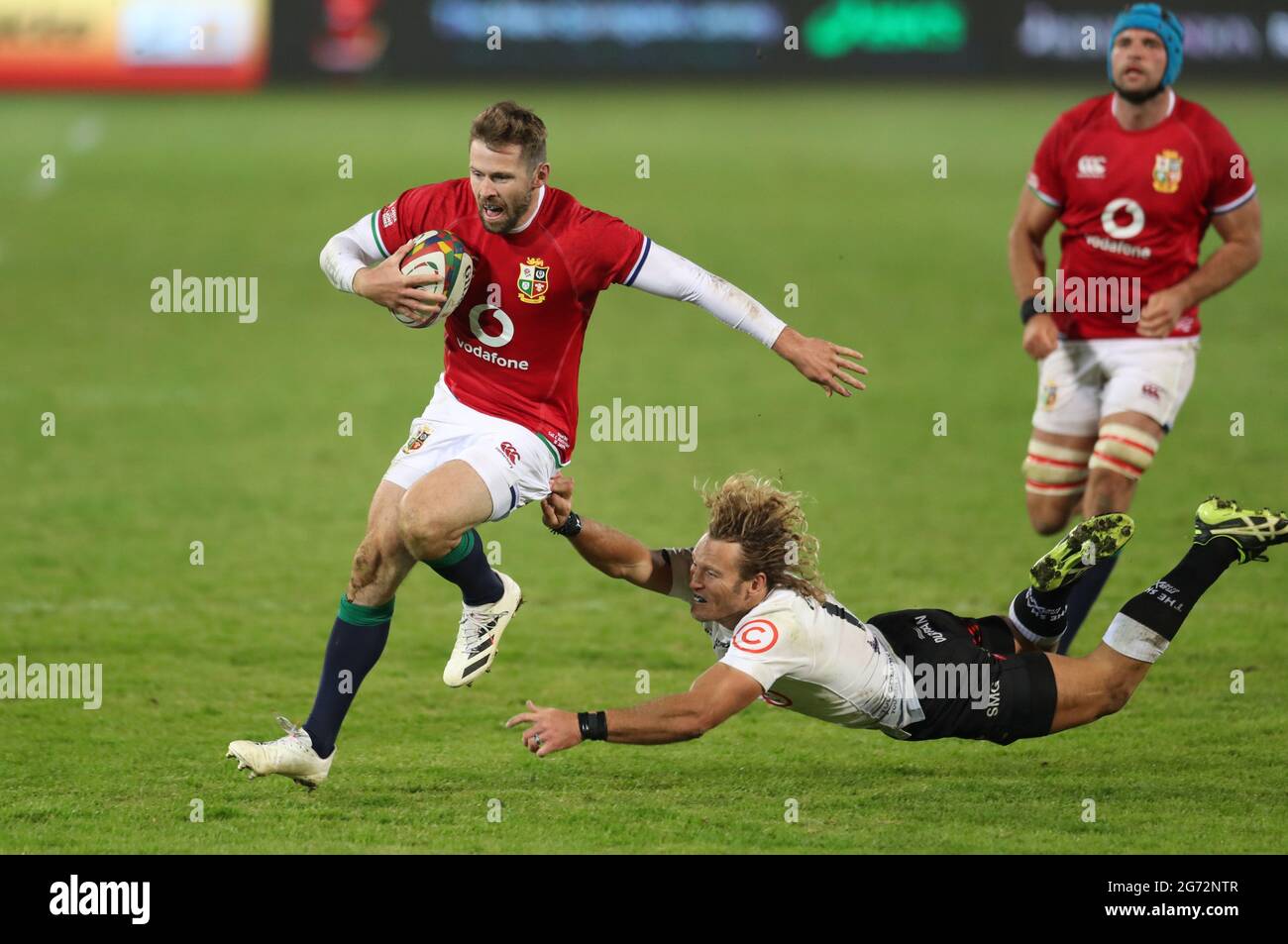 Rugby Union - Lions Tour - Sharks contro British and Irish Lions - Loftus Versfeld Stadium, Pretoria, Sudafrica - 10 luglio 2021 Elliot Daly dei Lions britannici e irlandesi in azione REUTERS/Siphiwe Sibeko Foto Stock
