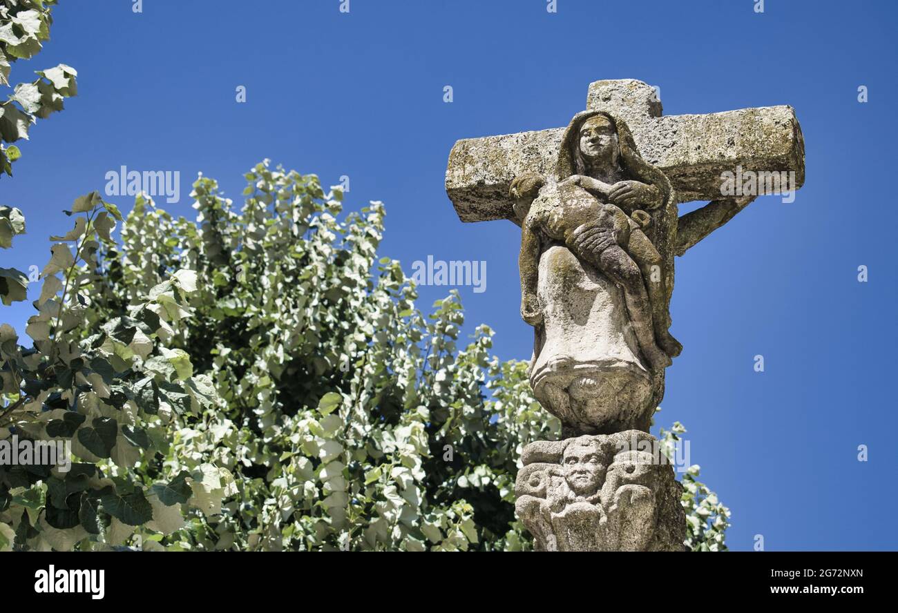 Vecchia croce di pietra con Gesù Cristo che giace tra le braccia della Vergine Maria a Pontevedra, Spagna Foto Stock