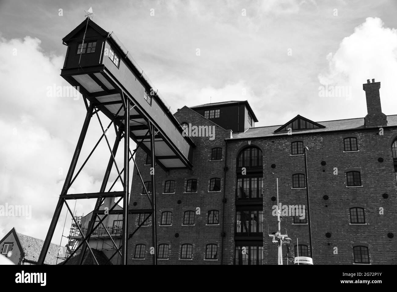 Grande magazzino portuale e gantry Foto Stock