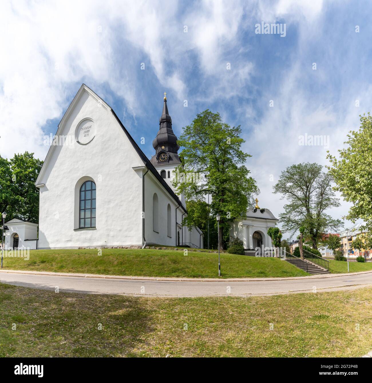 Hudiksvall, Svezia - 7 luglio 2021: Vista della chiesa di Hudiskvall del XVII secolo nel centro della città Foto Stock