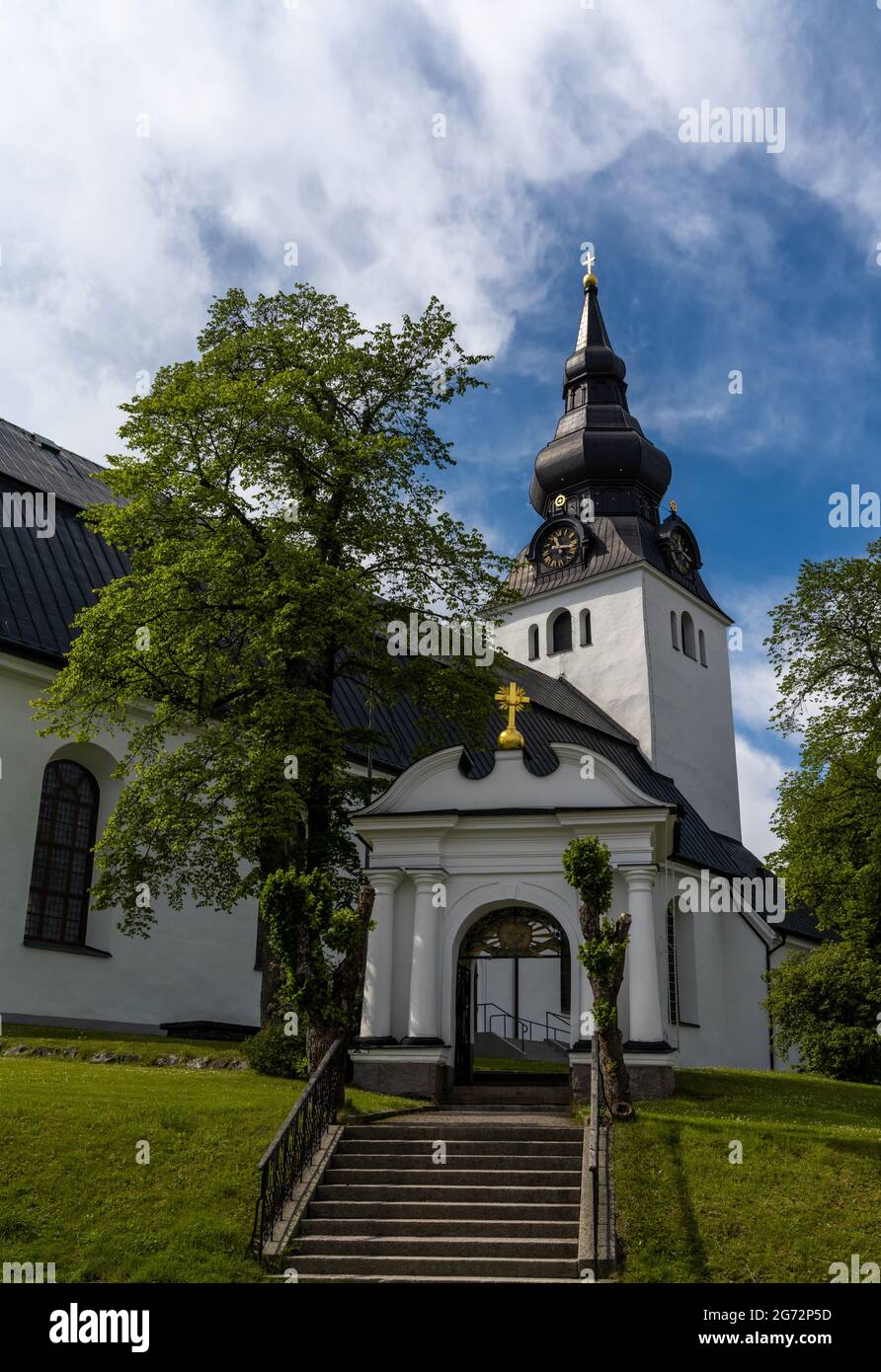 Hudiksvall, Svezia - 7 luglio 2021: Vista della chiesa di Hudiskvall del XVII secolo nel centro della città Foto Stock