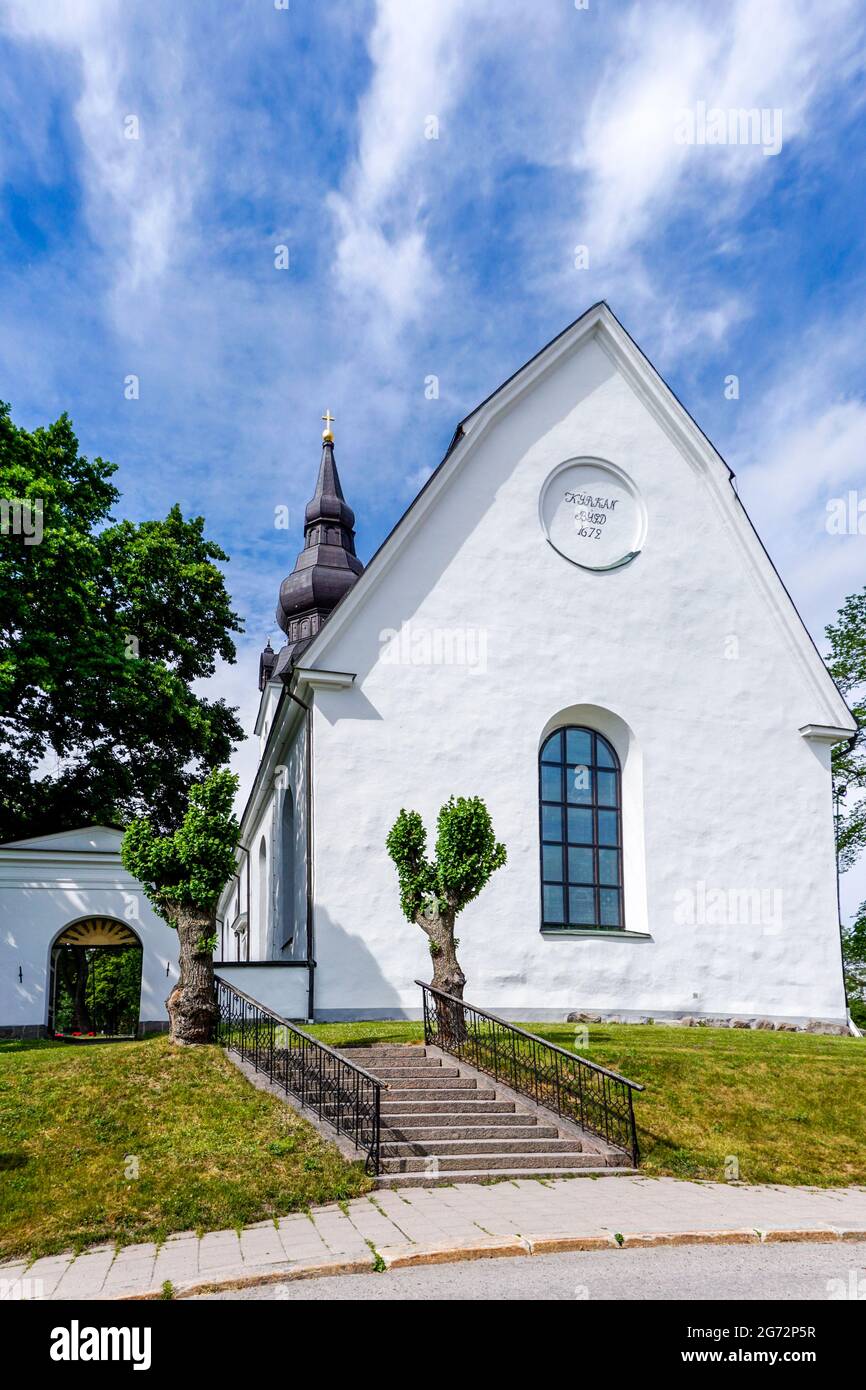 Hudiksvall, Svezia - 7 luglio 2021: Vista della chiesa di Hudiskvall del XVII secolo nel centro della città Foto Stock