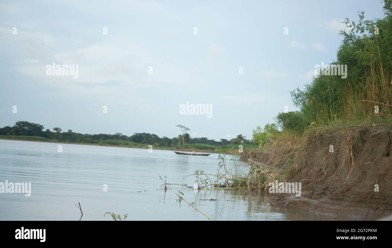 Una piccola e bella riva del fiume Foto Stock