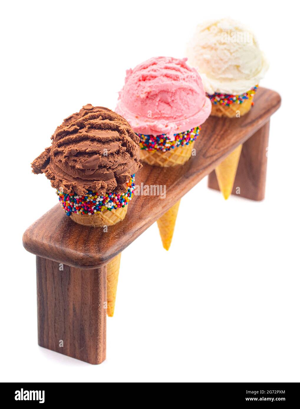 SCOOPS i sapori classici di fragola alla vaniglia e gelato al cioccolato in coni di zucchero Foto Stock