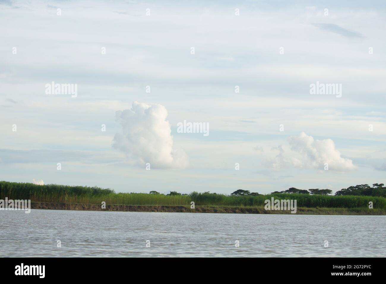 La bellezza della natura è nella miscela di fiume e cielo Foto Stock