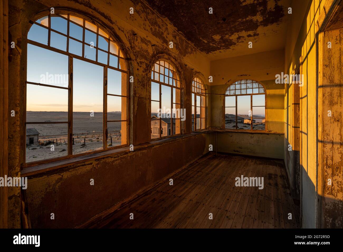 Edificio abbandonato all'alba nella città fantasma di Kolmanskop vicino a Luderitz, deserto del Namib, Namibia. Foto Stock