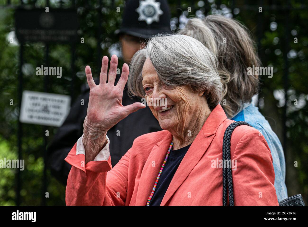 WIMBLEDON LONDRA 10 luglio 2021. L'attrice inglese Dame Maggie Smith arriva al All England Lawn Tennis Club per l'ultimo giorno di Ladies's singles a Wimbledon. Credit amer Ghazzal/Alamy Live News Foto Stock