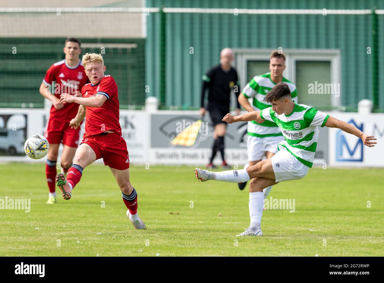 Buckie Thistle FC, Victoria Park, Buckie, Moray, Regno Unito. 10 luglio 2021. REGNO UNITO. Questo è il gioco della Aberdeenshire Cup tra Buckie Thistle e Aberdeen FC. R, 22 Buckie Max Barry spara in un colpo. Credit: JASPERIMAGE/Alamy Live News Foto Stock