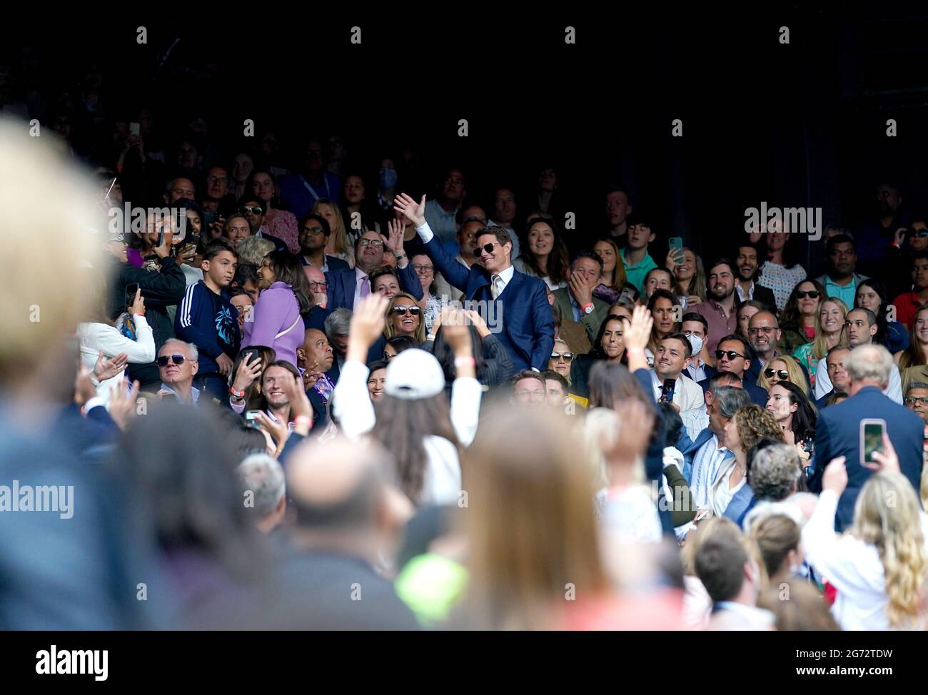 Tom Cruise (centro) ondeggia ai tifosi mentre guarda la finale di single per Signore tra Ashleigh Barty e Karolina Pliskova sul campo centrale il giorno 12 di Wimbledon all'All England Lawn Tennis and Croquet Club, Wimbledon. Data immagine: Sabato 10 luglio 2021. Foto Stock