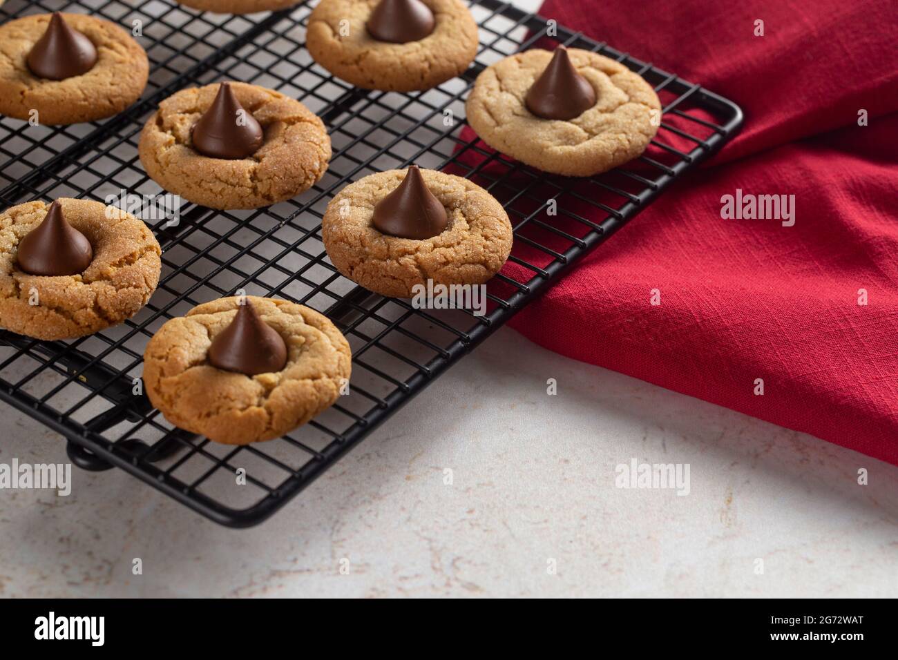 Biscotti classici di fiori di burro di arachidi su un bancone della cucina Foto Stock