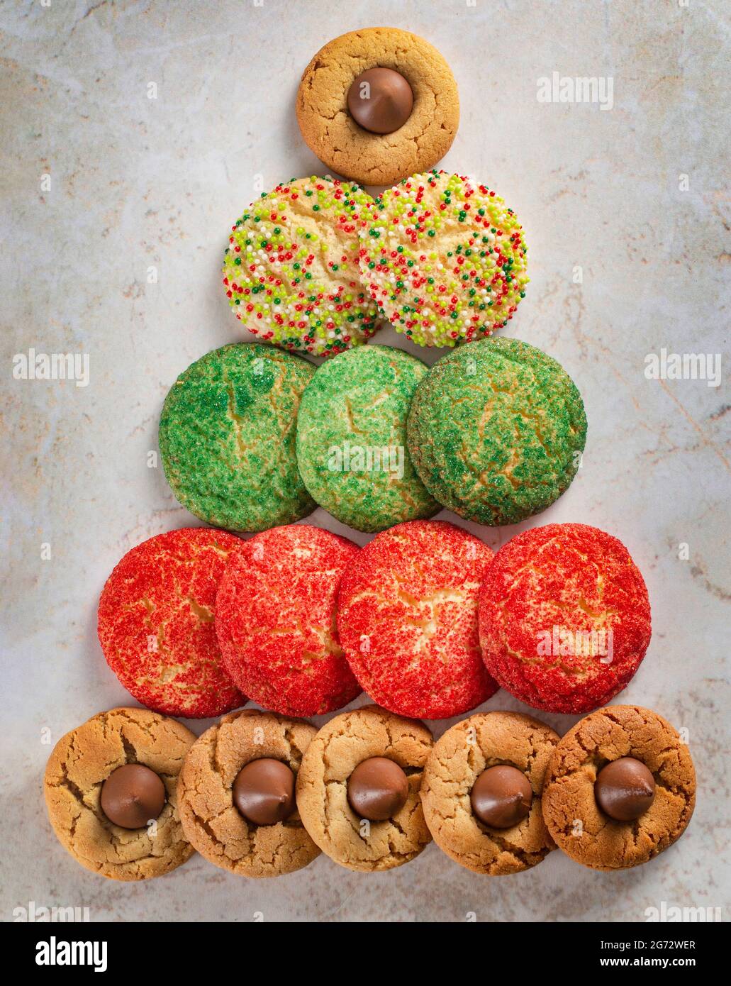 Classici biscotti natalizi a forma di albero di Natale Foto Stock