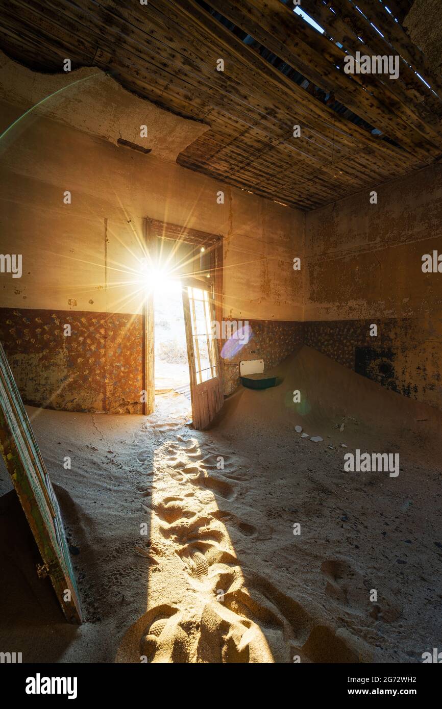 L'edificio abbandonato è stato preso in consegna dalla sabbia incrollabile, città fantasma di Kolmanskop, deserto del Namib, Namibia. Foto Stock