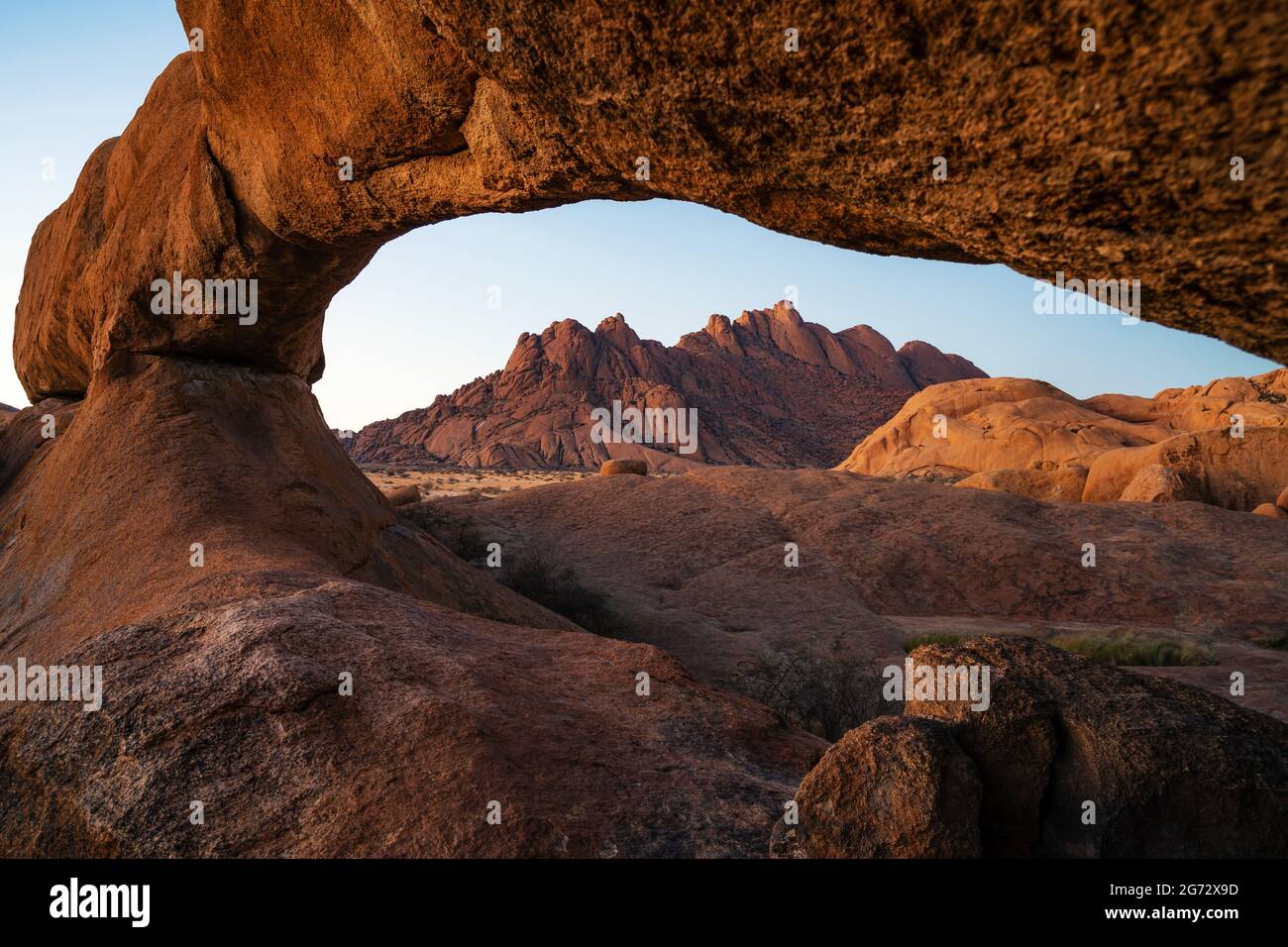 Arco di roccia e montagne di granito al tramonto a Spitzkoppe, Damaraland, deserto del Namib, Namibia. Foto Stock