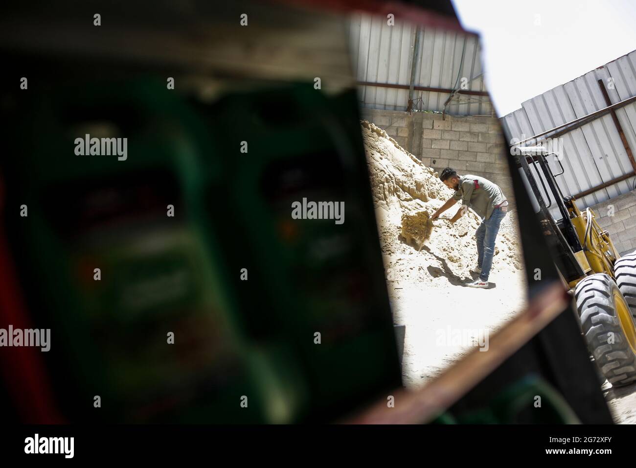 Gaza, Palestina. 10 luglio 2021. Un Palestinese lavora in un cantiere. Con l'aumento dei prezzi, i tassi di disoccupazione e la mancanza di opportunità di lavoro a Gaza, un numero crescente di famiglie si trova a dover affrontare la povertà dopo aver perso il lavoro durante l'assedio e la guerra nella striscia di Gaza. Credit: SOPA Images Limited/Alamy Live News Foto Stock Gaza, Palestina. 10 luglio 2021. Un Palestinese lavora in un cantiere. Con l'aumento dei prezzi, i tassi di disoccupazione e la mancanza di opportunità di lavoro a Gaza, un numero crescente di famiglie si trova a dover affrontare la povertà dopo aver perso il lavoro durante l'assedio e la guerra nella striscia di Gaza. Credit: SOPA Images Limited/Alamy Live News Foto Stock
