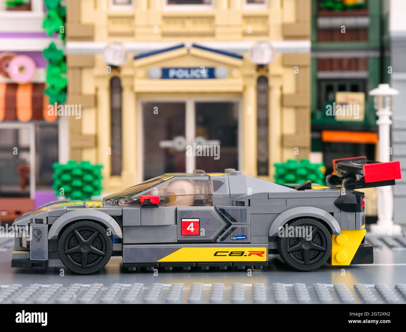 Tambov, Federazione Russa - 02 Luglio 2021 Lego Chevrolet Corvette C8R auto  da corsa da LEGO Speed Champions su una strada cittadina Foto stock - Alamy