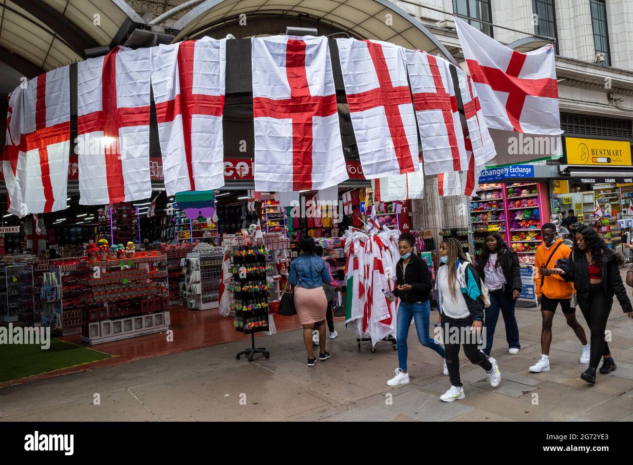 Londra, Regno Unito. 10 luglio 2021. Inghilterra bandiere in vendita al  pubblico a Piccadilly Circus in vista della finale di Euro 2020 tra Italia  e Inghilterra domani sera Wembley Stadium. E' la