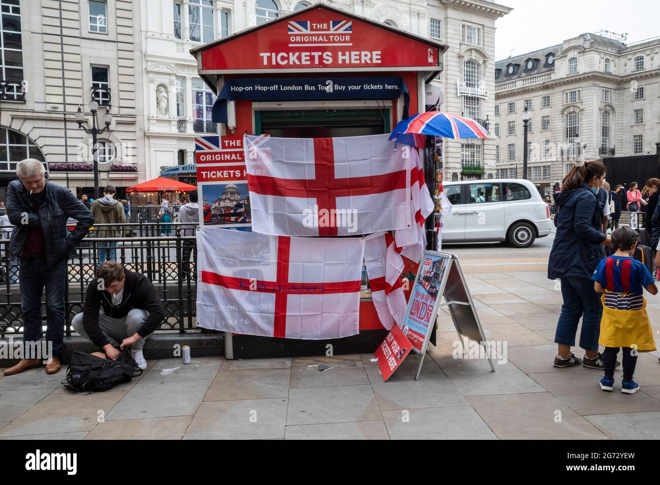 Londra, Regno Unito. 10 luglio 2021. Le bandiere inglesi decorano una visita turistica a Piccadilly Circus in vista della finale di Euro 2020 tra l'Italia e l'Inghilterra domani sera Wembley Stadium. E' la prima grande finale in cui l'Inghilterra avrà giocato dopo aver vinto la Coppa del mondo nel 1966, ma l'Italia rimane imbattuta nelle ultime 33 partite. Credit: Stephen Chung / Alamy Live News Foto Stock