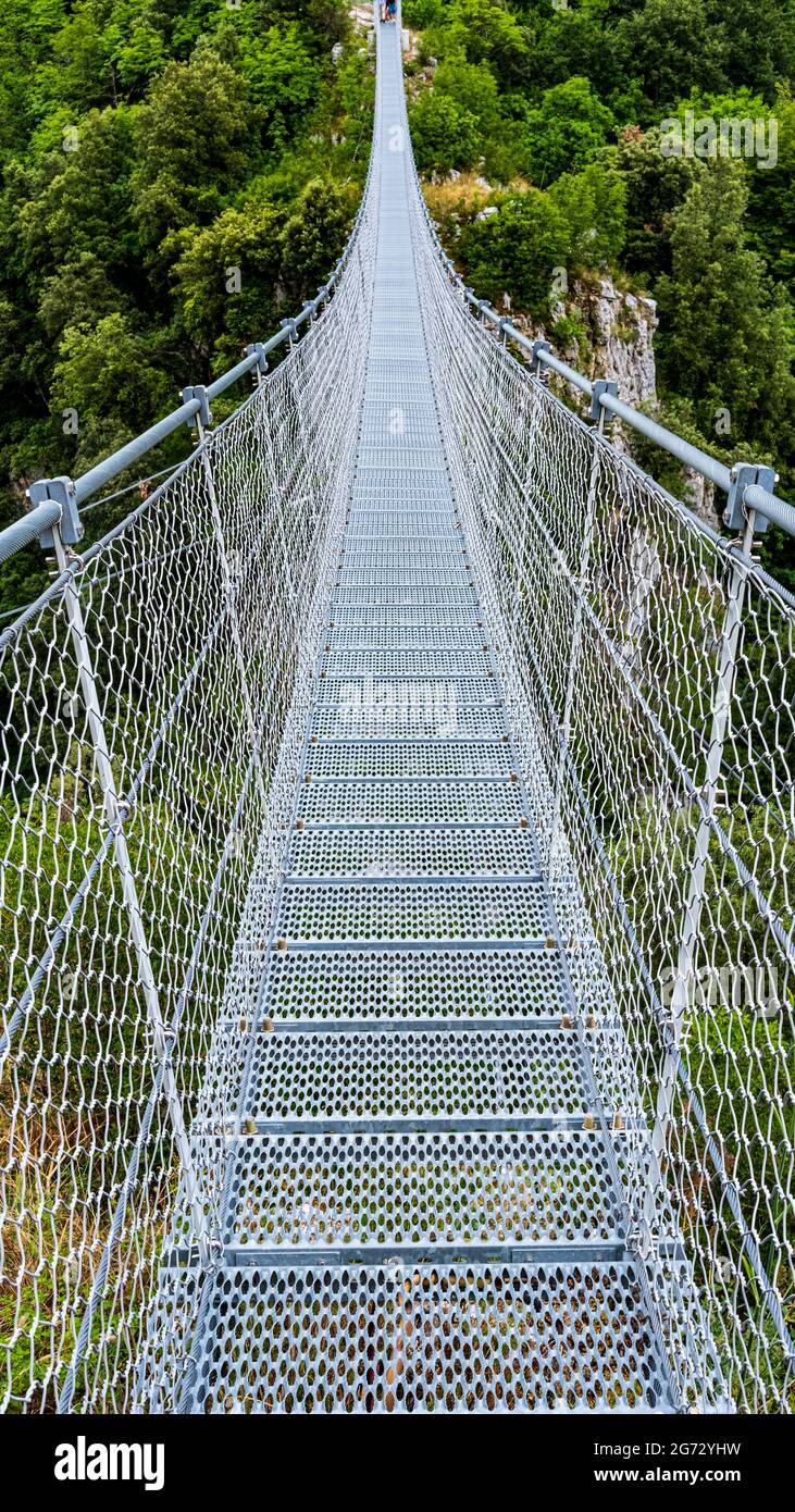 Vista sul ponte tibetano di Laviano, Campania, Italia Foto stock - Alamy